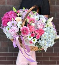 Композиция солнечный день в Новолабинской Цветочная композиция из Розы, Хризантемы, Пионы и Лизиантусы в корзине в Новолабинской