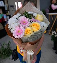 Букет цветов из:  Герберы, Розы и Хризантемы в Новолабинской