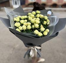 Букет Белые кустовые розы Солинеро в Новолабинской