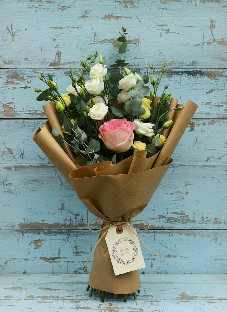 Букет цветов из: Розы и Лизиантусы в Новолабинской