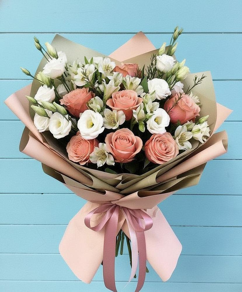 Букет цветов из: Розы, Альстромерии и Лизиантусы в Новолабинской