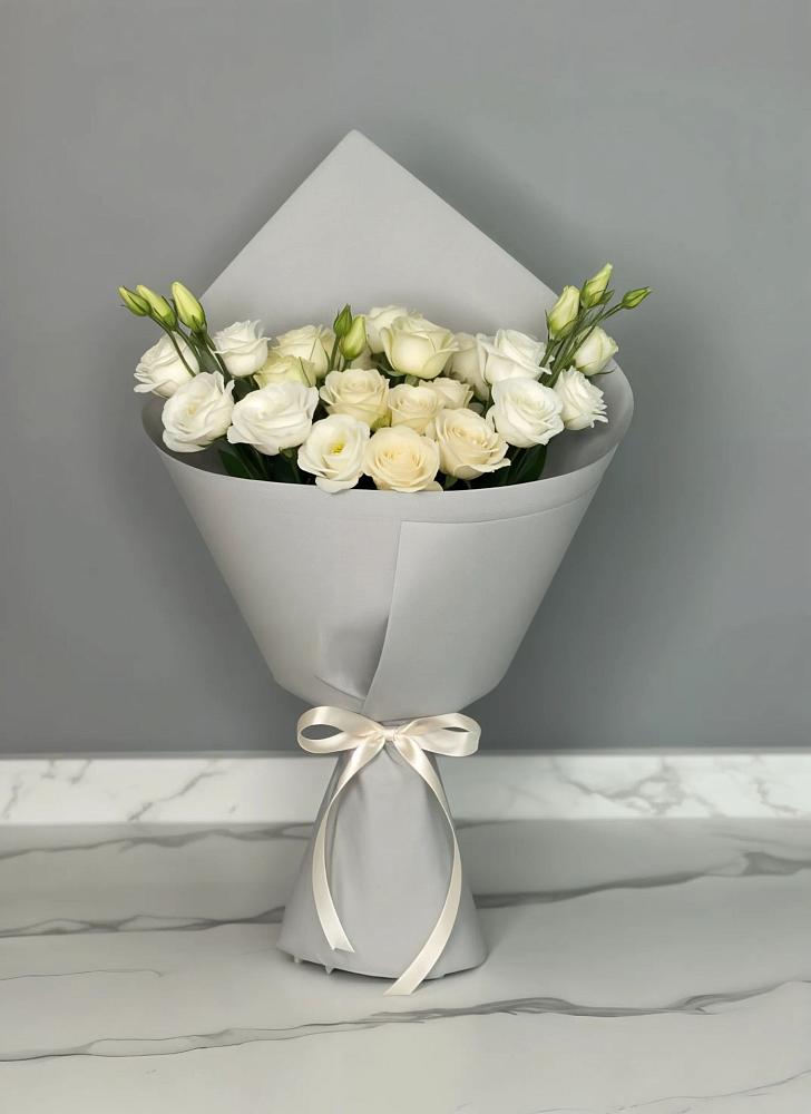 Букет цветов из: Розы и Лизиантусы в Новолабинской