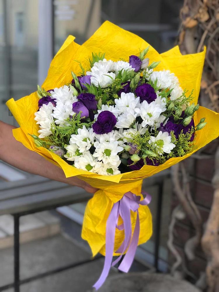 Букет цветов из: Ирисы, Хризантемы и Ромашки в Новолабинской