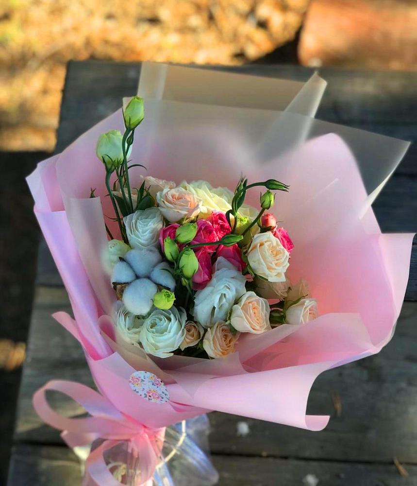 Букет цветов из: Розы и Лизиантусы в Новолабинской