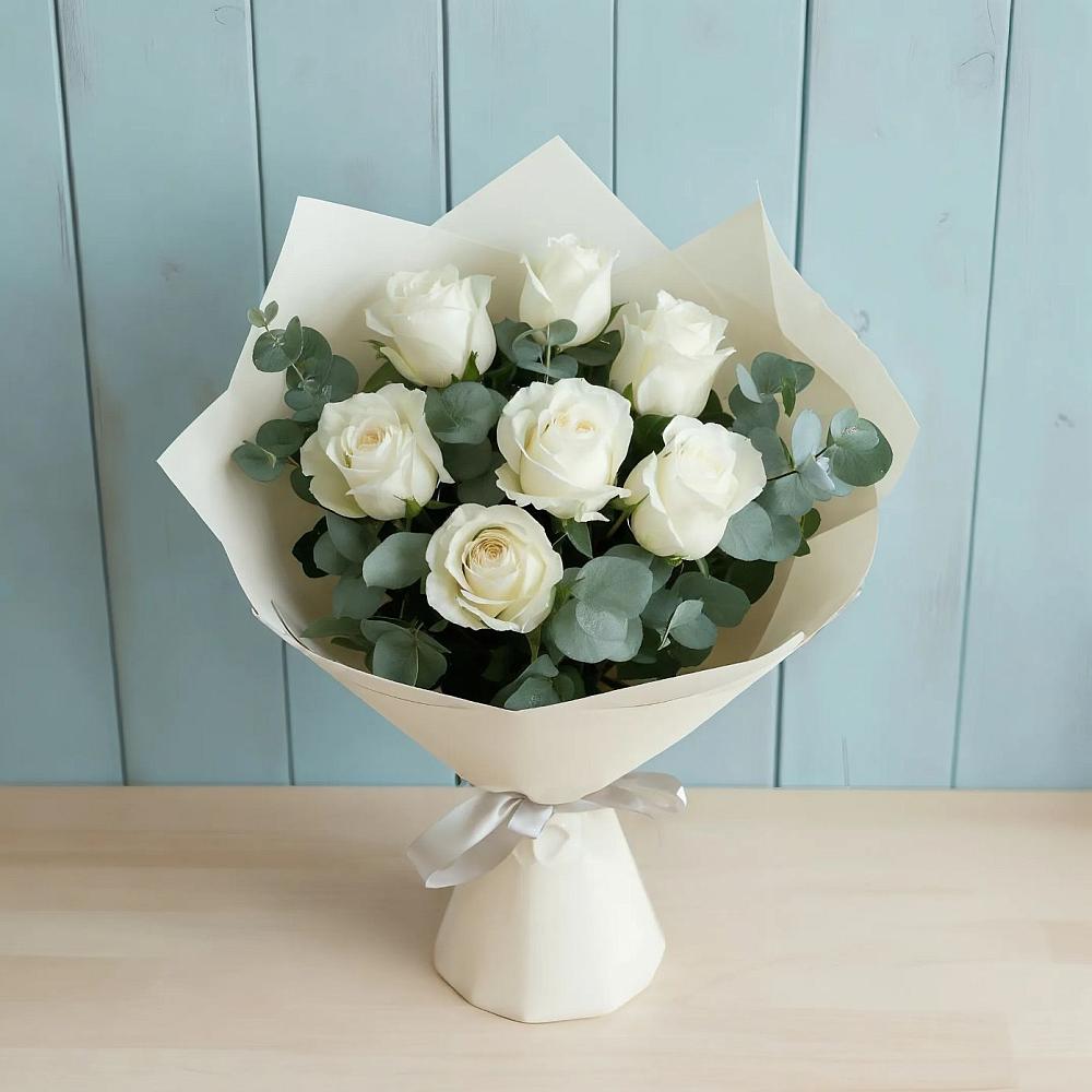 Букет Белые розы в Эвкалипте в Новолабинской