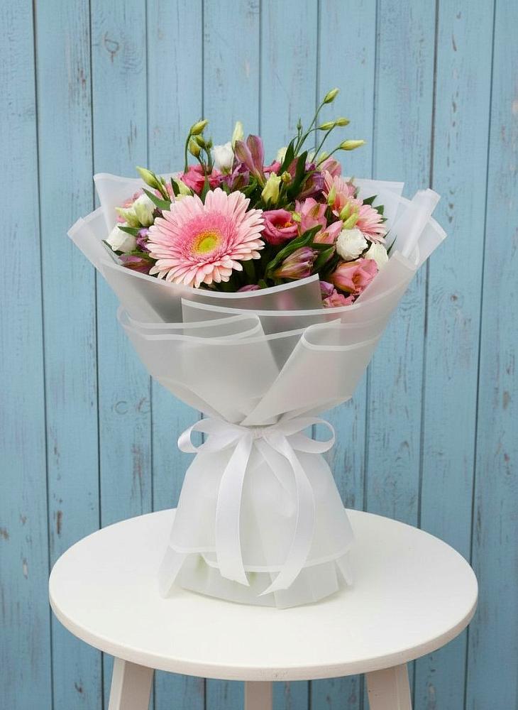 Букет цветов из: Герберы, Альстромерии и Лизиантусы в Новолабинской