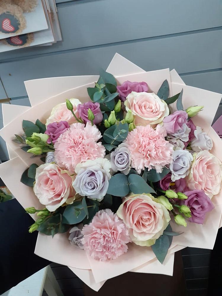 Букет цветов из: Розы, Гвоздики и Лизиантусы в Новолабинской