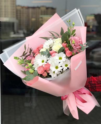 Букет цветов из: Розы, Лизиантусы и Хризантемы в Новолабинской